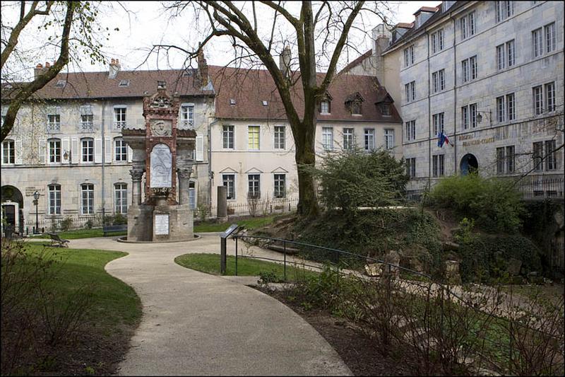 Vue d'ensemble de la façade antérieure du logis principal depuis le square Castan.