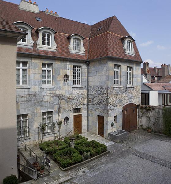 Aile sur cour, de trois quarts gauche.