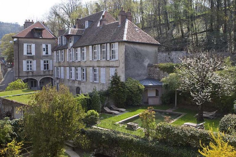Vue d'ensemble de l'édifice de trois quarts droit, depuis le jardin voisin.