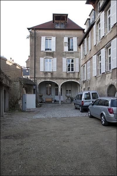 Vue d'ensemble de l'aile gauche depuis la cour, de face.