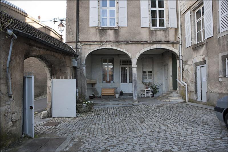 Détail du rez-de-chaussée de l'aile gauche, de face.