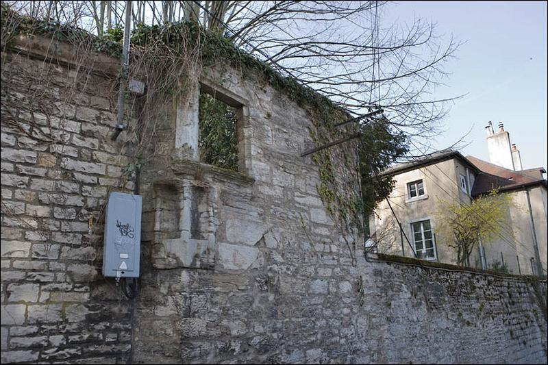 Restes d'une ouverture et de niches aménagées dans le mur du jardin longeant la rue.