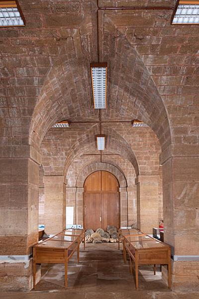 Intérieur : vue en direction de la porte ouvrant sur le hall.