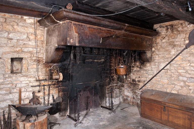 Cuisine d'une maison du quartier de la Citadelle. La cheminée présente une plaque en fonte (''platine") datée de 1750, un cendrier, un four à pain et une petite niche.