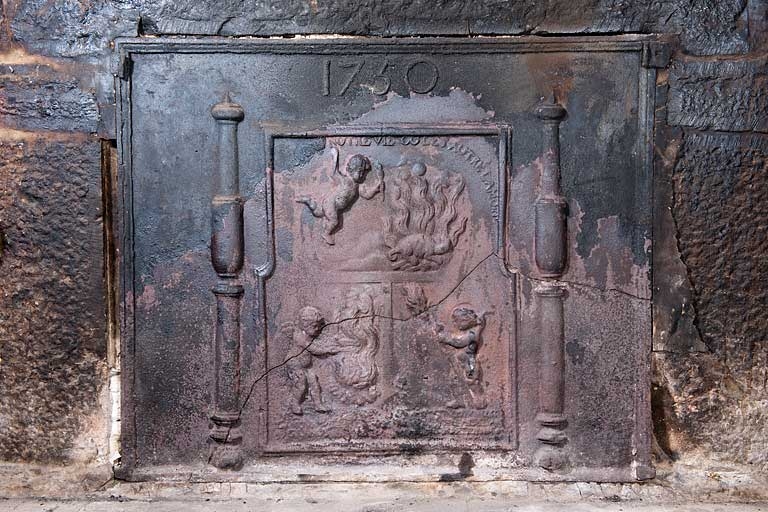 Cuisine d'une maison du quartier de la Citadelle : plaque de cheminée en fonte datée de 1750.