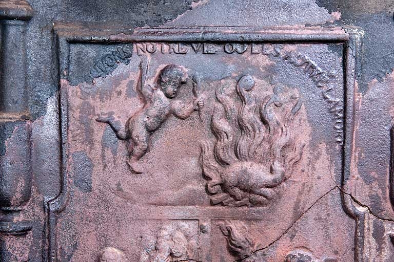 Cuisine d'une maison du quartier de la Citadelle : détail de la plaque de cheminée en fonte.