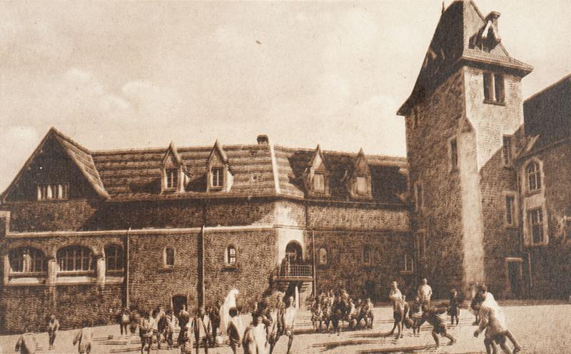 Rougemont (Doubs) - La Maison d' Enfants - Une cour.