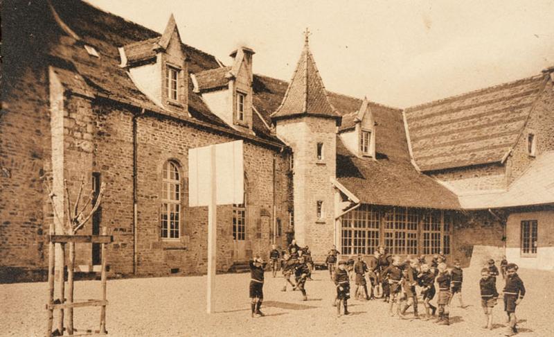 Maison d' Enfants de Rougemont (Doubs). - Une cour.