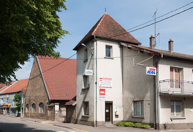 Maison au 9 rue du Vieux Moulin (2010 AK 289) et ferme au 7 (2010 AK 187).