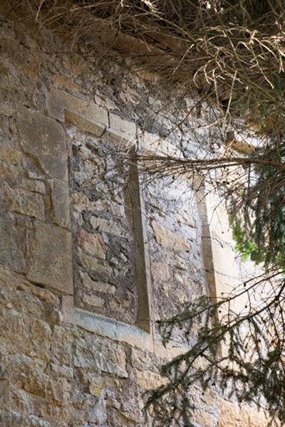 Exemple d'une baie à meneaux (16e siècle) aménagée dans le mur d'enceinte, 7 rue du Vieux Moulin.