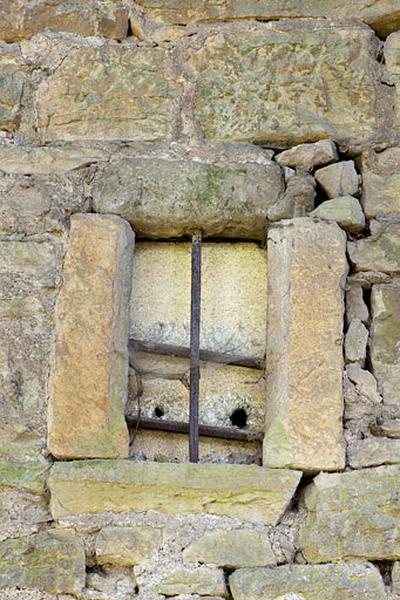Ancienne baie encastrée dans le mur d'enceinte, 7 rue du Vieux Moulin.