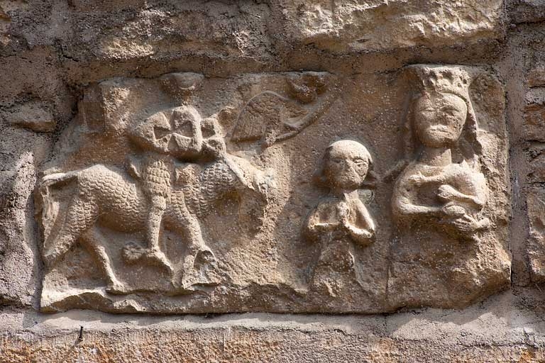 Bas-relief sculpté (16e siècle ?) représentant saint Georges terrassant le dragon accompagné d'un donateur (?) en prière et de la Vierge à l'Enfant. Rue du Vieux Portail.