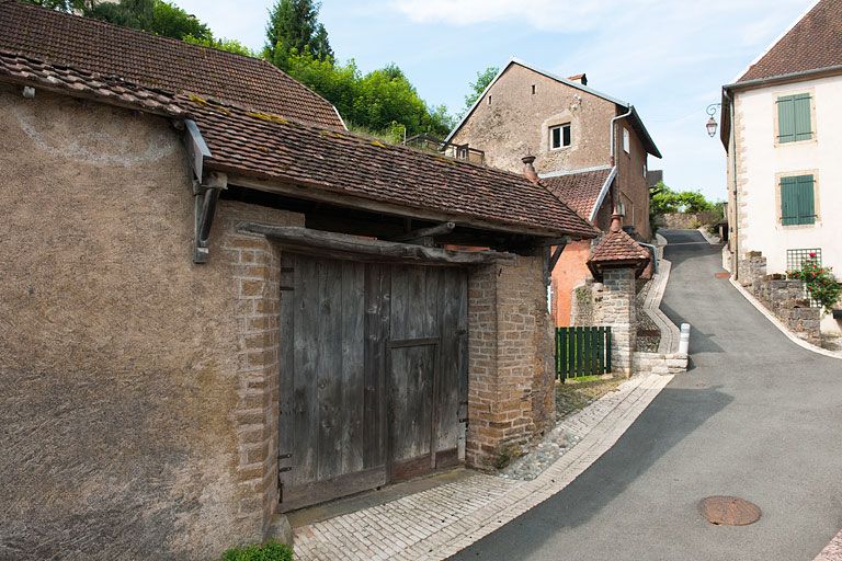 Vue des communs et de la demeure depuis la rue de la Petite Côte.