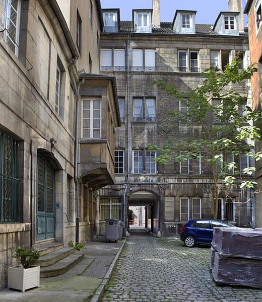Façade postérieure sur cour de l'immeuble : vue d'ensemble de face.