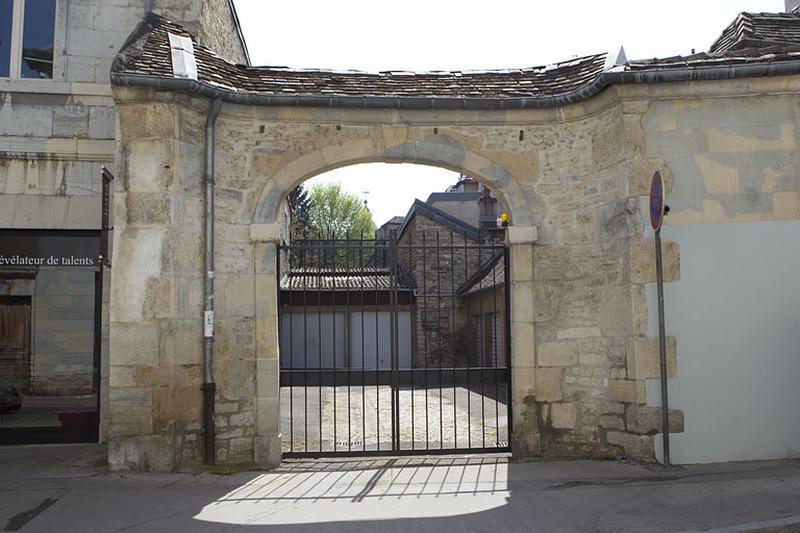 Vue d'ensemble de l'entrée secondaire de l'hôtel, de face.