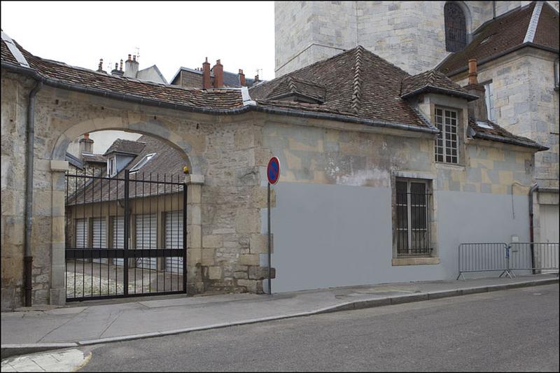 Vue d'ensemble de l'entrée secondaire de l'hôtel, de trois quarts gauche.