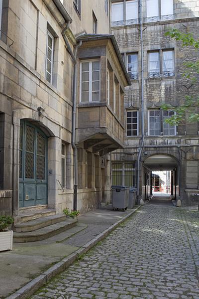 Vue des façades de l'immeuble depuis le fond de la cour, avec le bow-window.