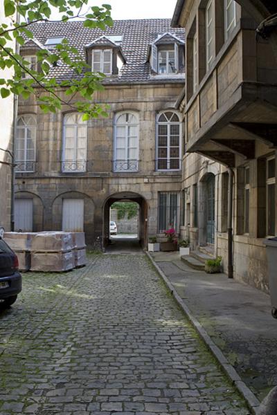 Vue de l'aile de l'hôtel au fond de la première cour.