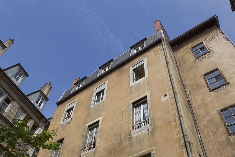 Vue de l'aile gauche de l'immeuble de trois quarts droit.