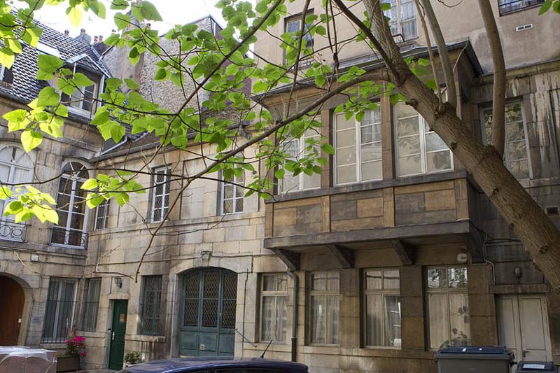 Vue de l'aile droite de l'hôtel donnant sur la première cour.