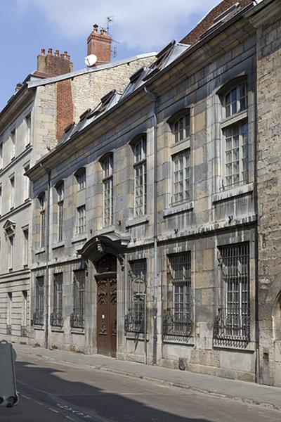 Façade antérieure sur rue, de trois quart droit.