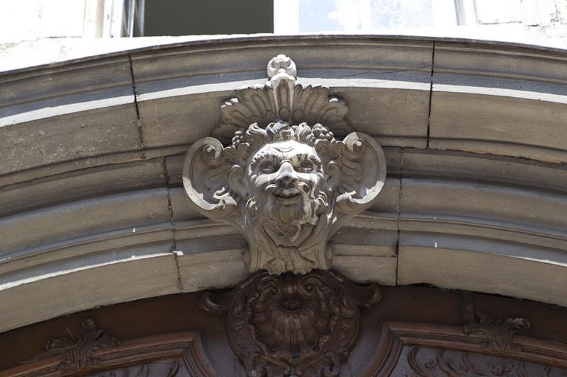 Façade antérieure sur rue, détail de la clé sur l'arc du portail d'entrée.