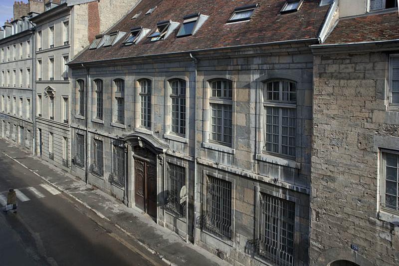 Façade antérieure sur rue, de trois quarts droit, vue éloignée.