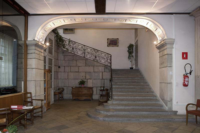 Intérieur : vue d'ensemble de l'escalier à gauche de l'ancien passage cocher.