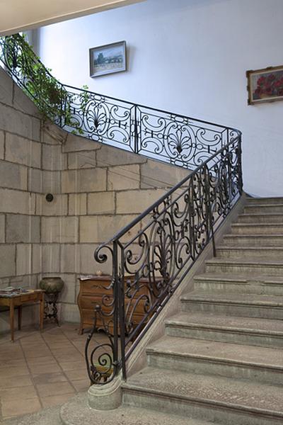 Intérieur, escalier : détail de la rampe en fer forgé.