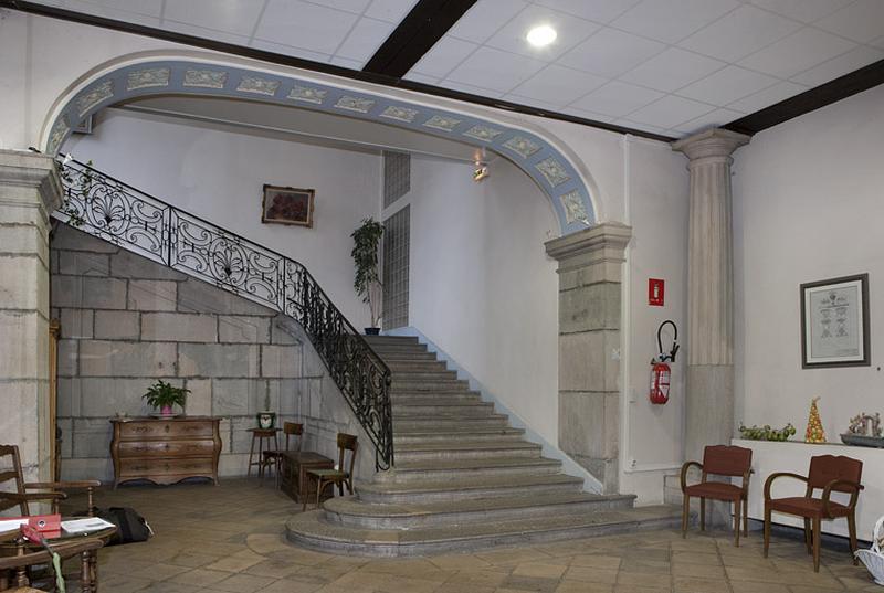 Intérieur, vue d'ensemble de l'escalier de trois quarts gauche.