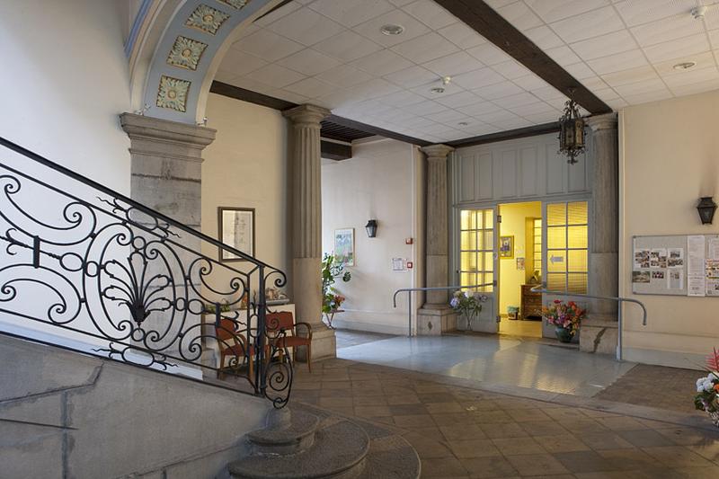 Intérieur, vue de l'ancien passage cocher depuis l'escalier, de trois quarts droit.