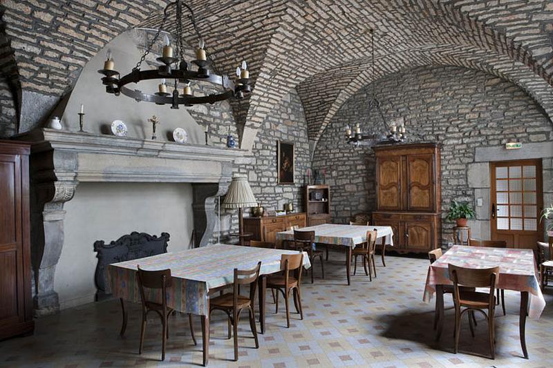 Intérieur, vue d'ensemble de la cuisine depuis l'entrée.