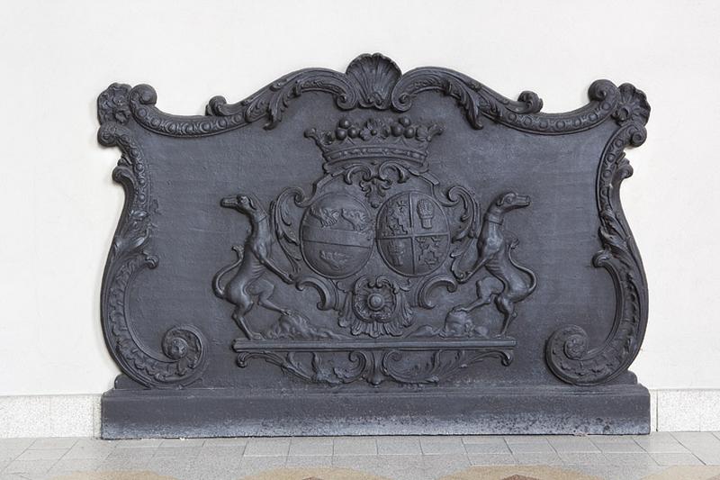 Intérieur, cuisine : détail de la plaque de cheminée.