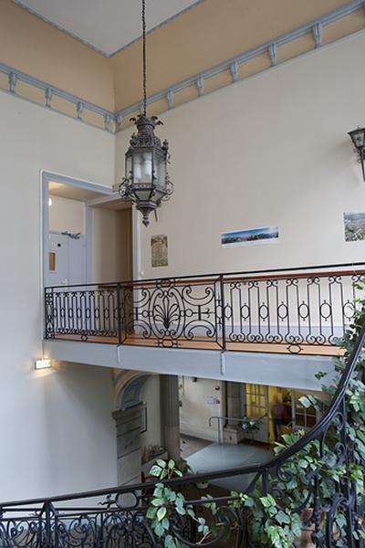 Intérieur, escalier : détail du grand palier au premier étage.