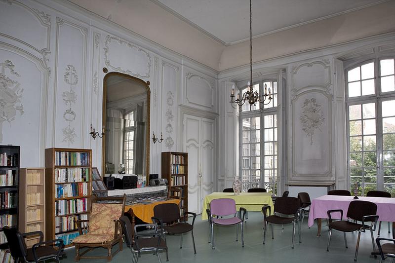 Intérieur, premier étage, pièce donnant sur la cour : vue d'ensemble depuis l'entrée.