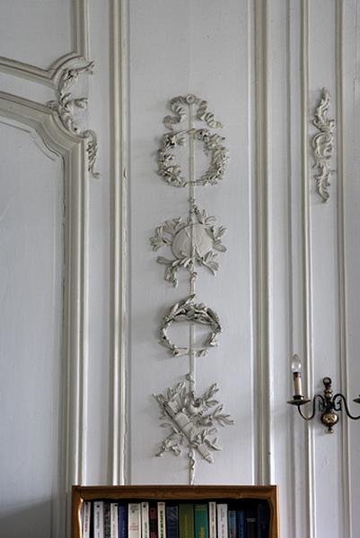 Intérieur, premier étage, pièce donnant sur la cour : détail d'un décor de lambris à panneau étroit.