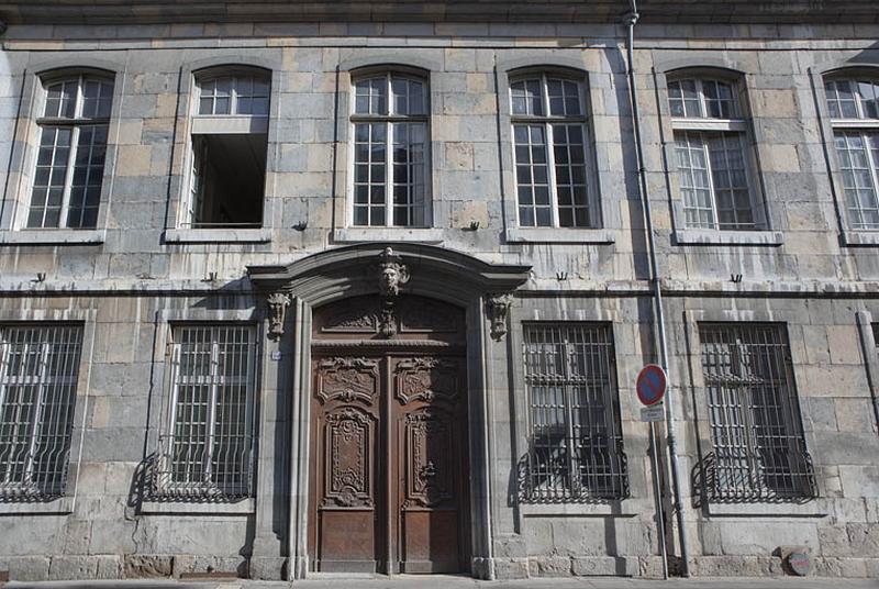 Façade antérieure sur rue : vue de face.