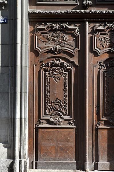 Façade antérieure sur rue, portail d'entrée : détail d'un vantail de la porte.