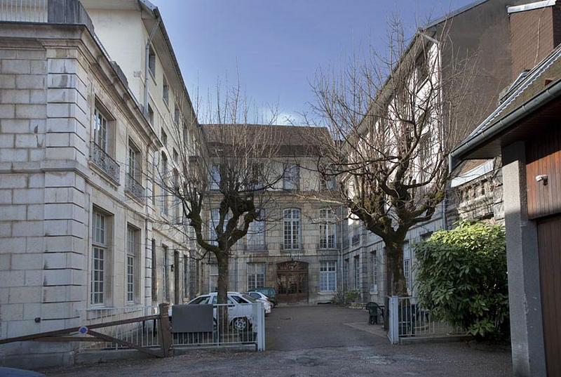 Vue d'ensemble de la cour depuis le fond.