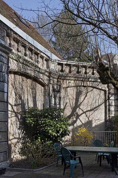 Cour : vue des anciennes remises.