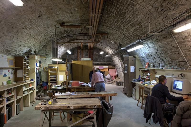 Intérieur, sous-sol : vue d'ensemble d'une cave.