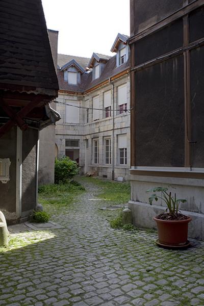 Vue du logis secondaire en L depuis l'entrée de la cour.