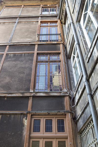 Détail de la paroi de la cage d'escalier en pan de bois.