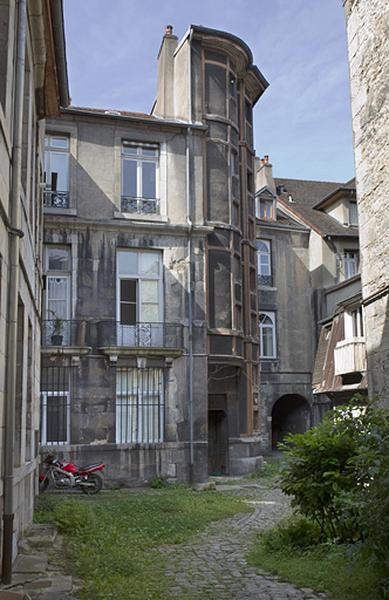 Vue d'ensemble du logis principal depuis le fond de la cour.