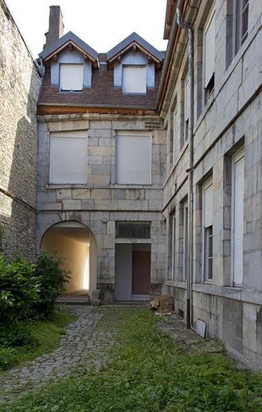 Logis secondaire en L : détail de l'aile en fond de cour.