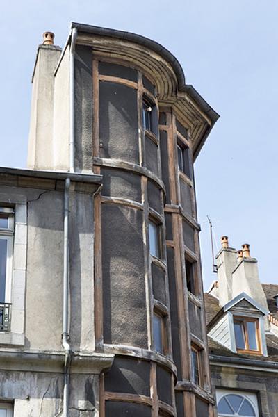 Détail de la partie supérieure de la cage d'escalier en pan de bois.