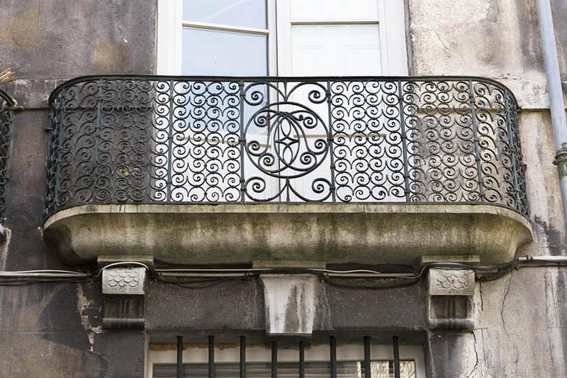 Logis principal, façade sur cour : détail d'un garde-corps.