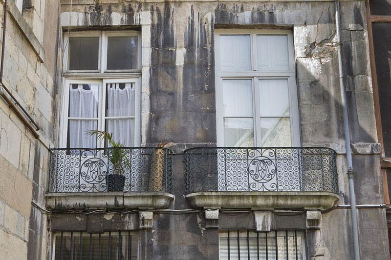 Logis principal, façade sur cour : détail des deux garde-corps.