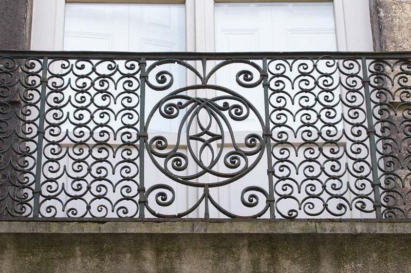 Logis principal, façade sur cour : détail de la ferronnerie d'un garde-corps.