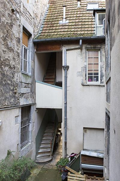 Logis principal : vue d'ensemble de la façade sur cour.